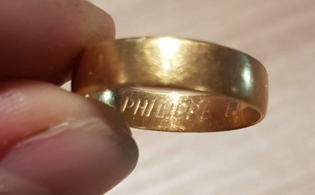 Increíble, recupera su anillo perdido en una playa ¡ hace 14 años !